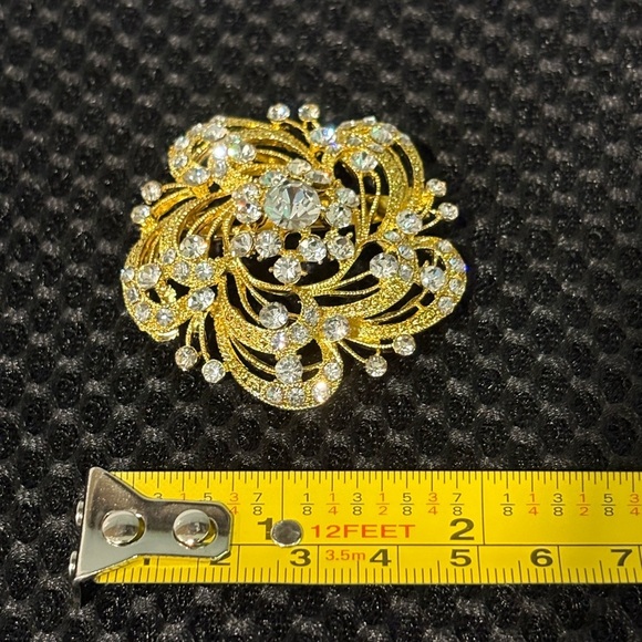 Vintage Gold Filigree Rhinestone Brooch - Sparkling Floral Statement Pin - Picture 5 of 7